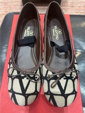 Valentino Garavani Beige and Black Logo Bow Ballet Flats